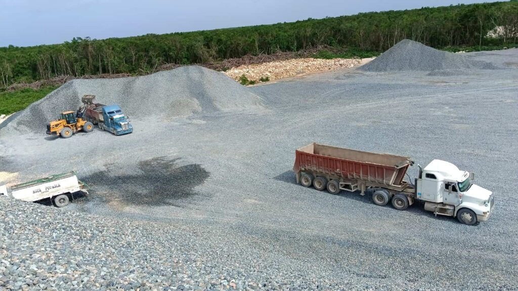 Volquetes del Sindicato José Quiam Chan transportando balasto para la construcción del Tren Maya en la Riviera Maya.