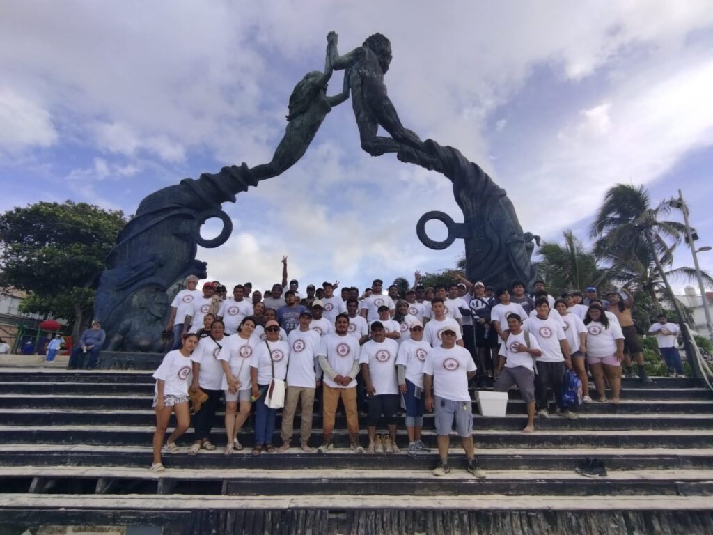 Más de 60 colaboradores del Sindicato "Jose Quiam Chan" se dieron cita para limpiar el sargazo de las playas de Playa del carmen