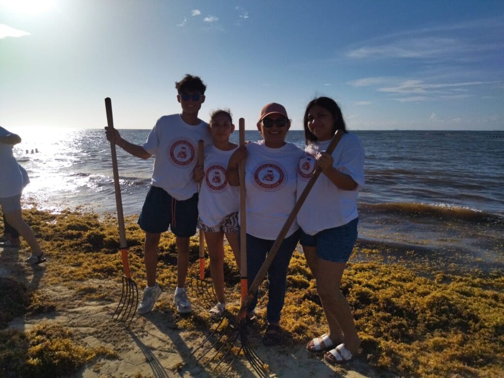 La familia Volquetera del sindicato Jose Quiam Chan se sumo al reto sargazo 2025 
