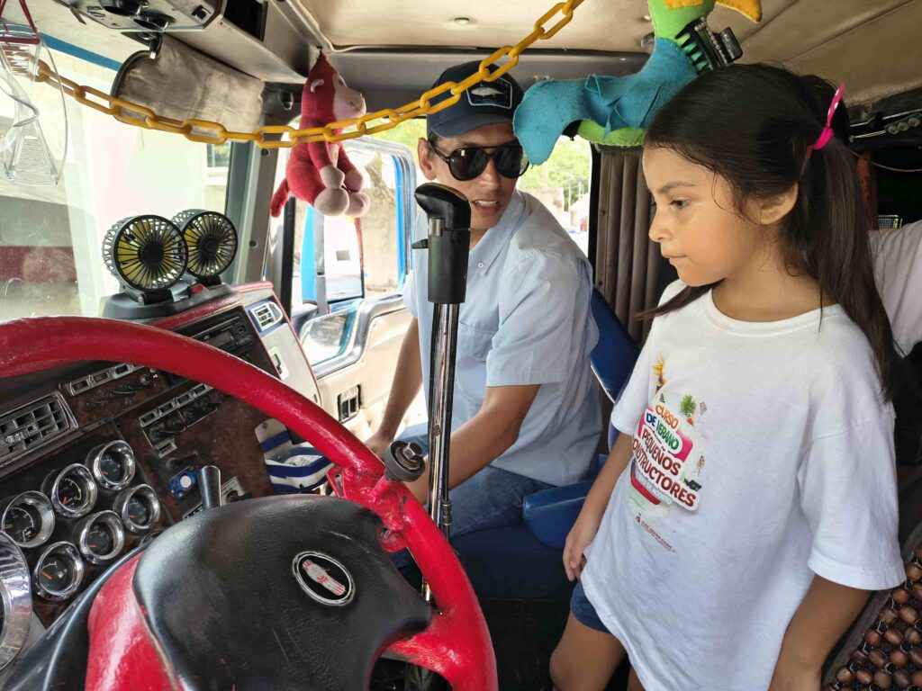 pequeños conociendo por dentro un camión en el Curso de verano José Quiam Chan.
