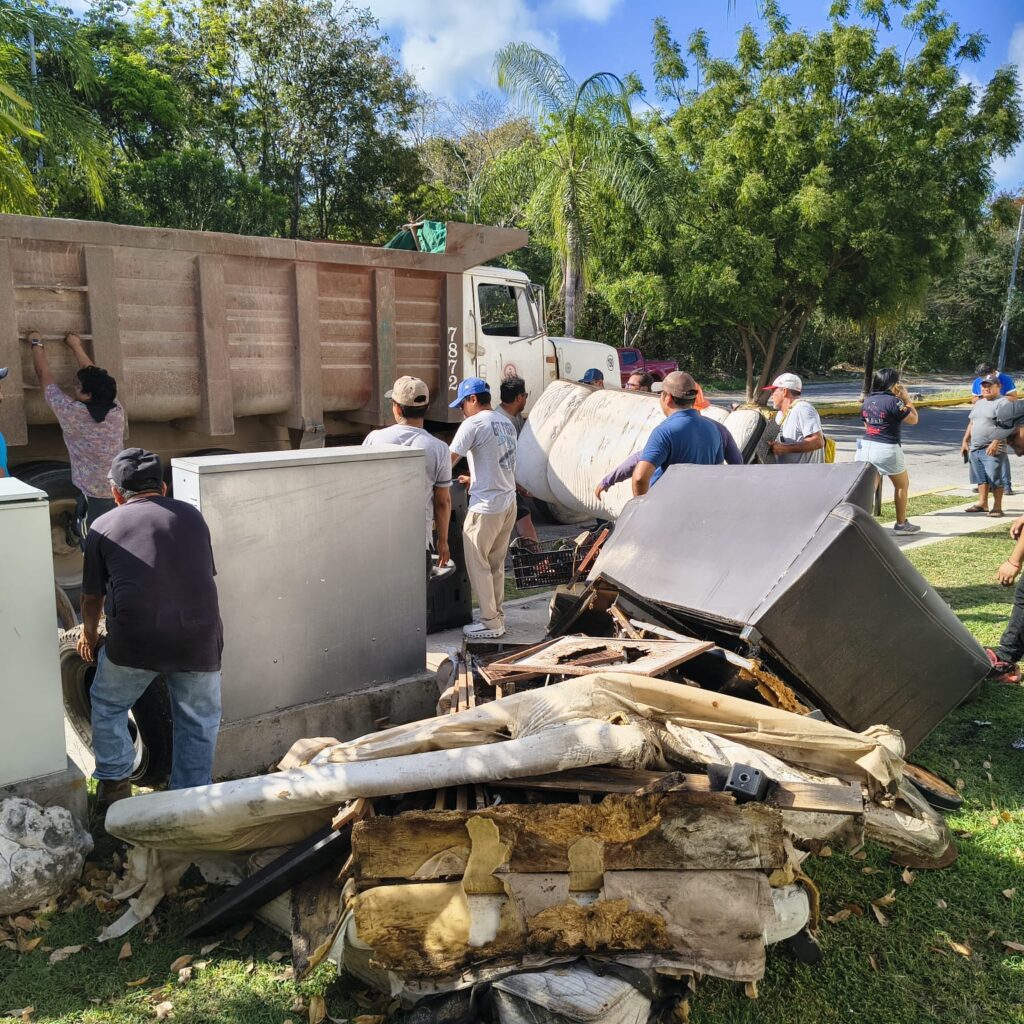 El sindicato de Volqueteros "Jose Quiam Chan" sigue acudiendo a colonias de playa del carmen con su programa "Volqueteros en tu colonia"